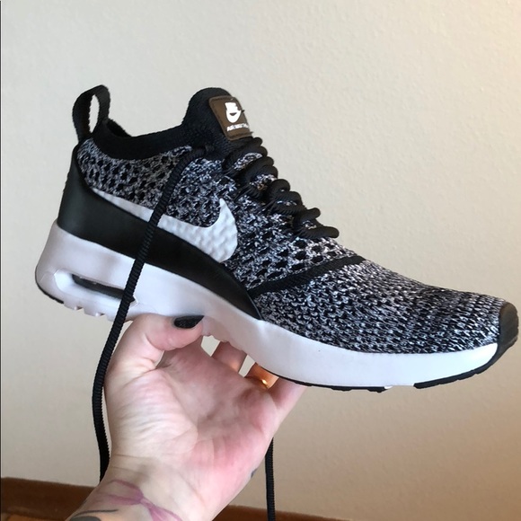 Nike Shoes - air max thea
